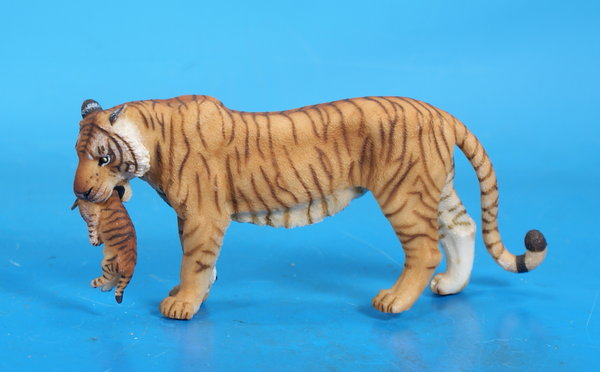 PAPO Tigerin mit Jungen im Maul  P 072